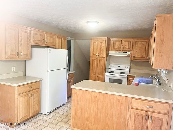4th image of 992 Hillcrest Dr