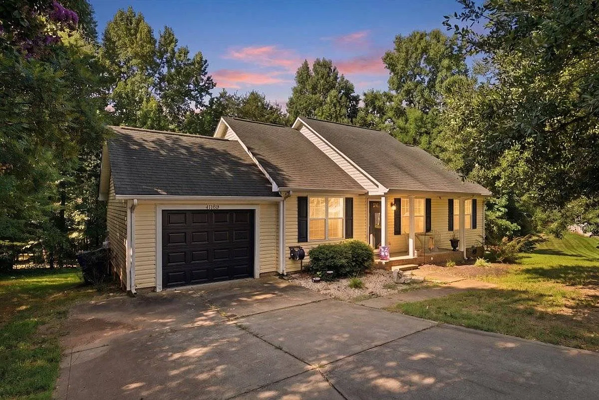 3 bed, 2.0 bath, 1190 sqft, $2,200 — Photo 1