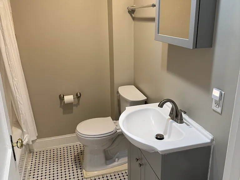 207 Plymouth Ave S #9 — Photo 10