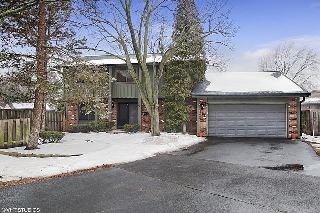 1st image of 584 Lakeview Ct