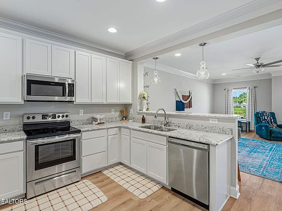 3rd image of 282 Broadberry Ave