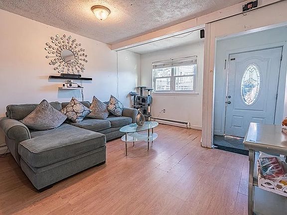 4th image of 564 Revere St #1