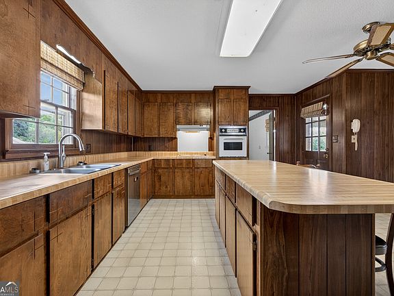 2nd image of 3369 Sandy Cir