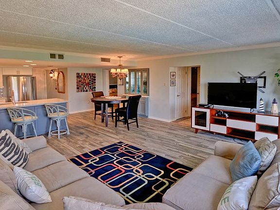 4th image of 114 E Tarpon St #202