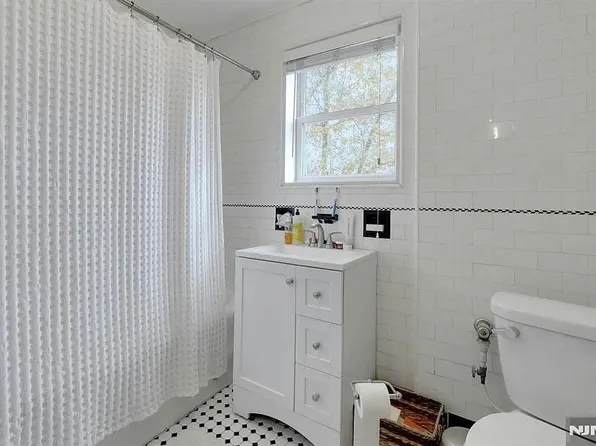 451 Wilfred Terrace image 13 of 21