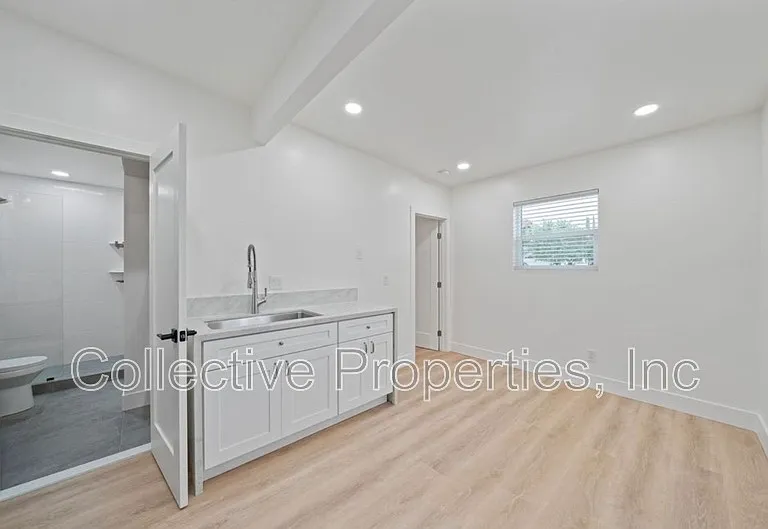 6842 Estrella Ave — Photo 2