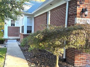 691 Chestnut Dr, Wixom, MI 48393