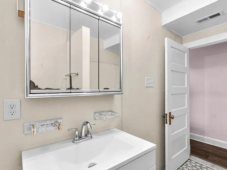 820 S Conkling St — Photo 12