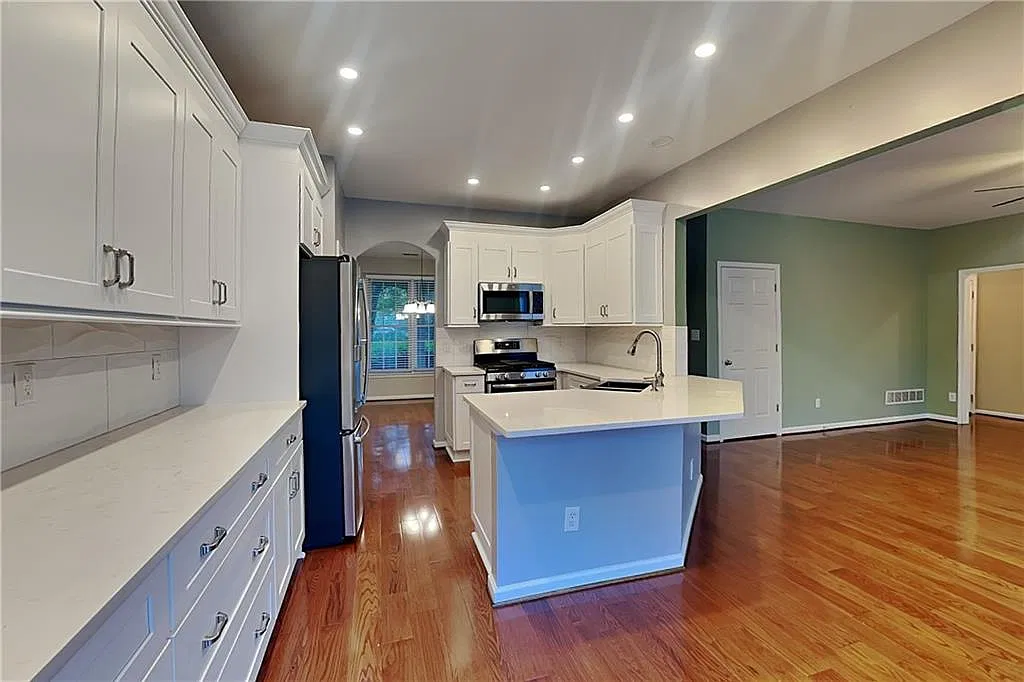 4 bed, 3.0 bath, 2021 sqft, $2,550 — Photo 4