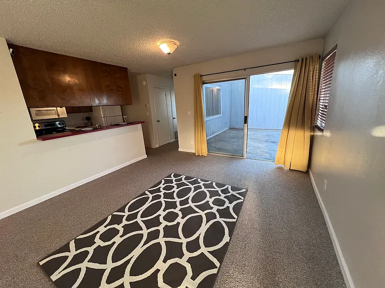 2134 Union Ave — Photo 1