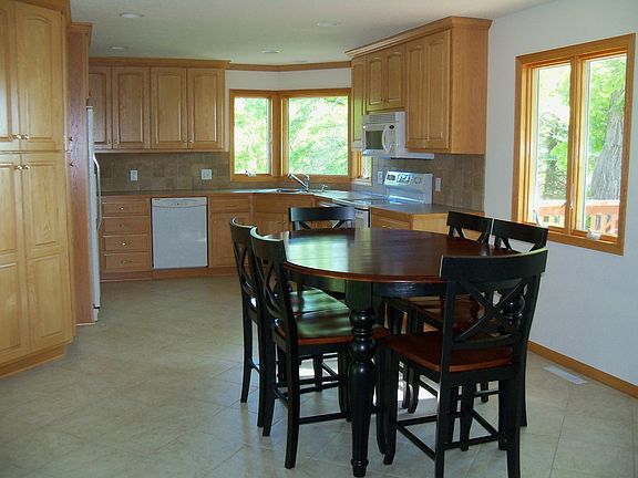 Kitchen & dining area