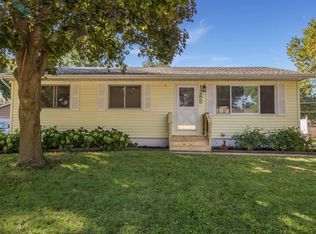 1285 Eisenhower Rd, Hiawatha, IA 52233