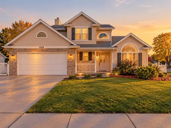 1304 N Wuthering Hills Dr, Janesville, WI 53546