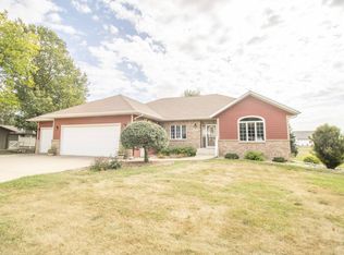 1818 1st St, Hull, IA 51239