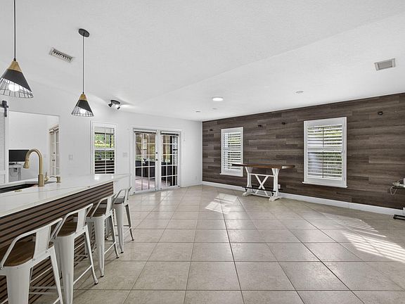3rd image of 102 E Royal Pine Cir