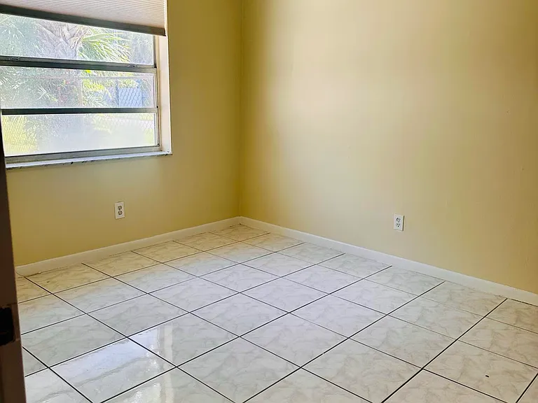 6245 Saxon Blvd — Photo 10