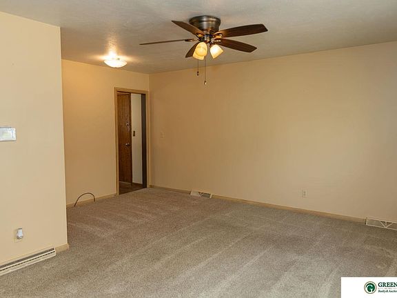 3rd image of 634 E 9th St