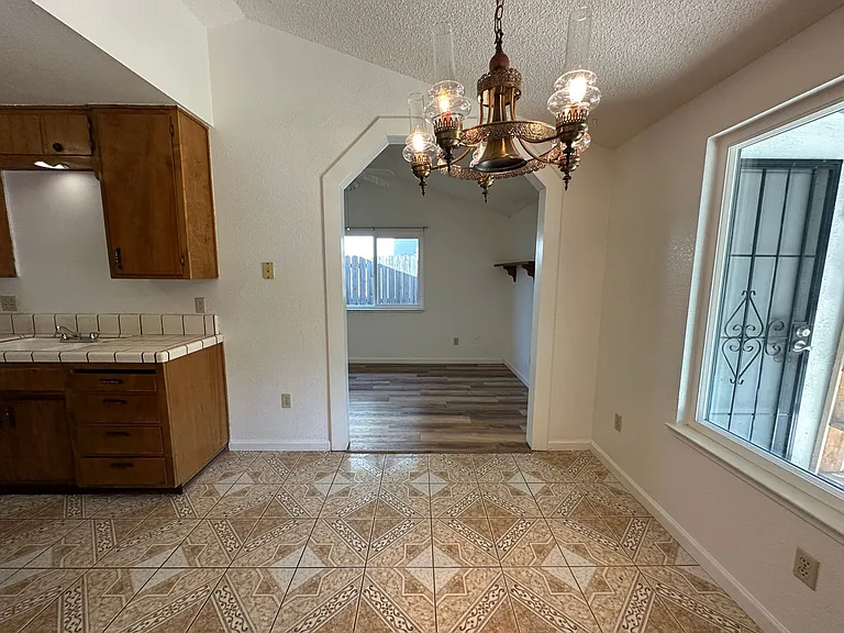 1135 Amberwood Ln — Photo 8