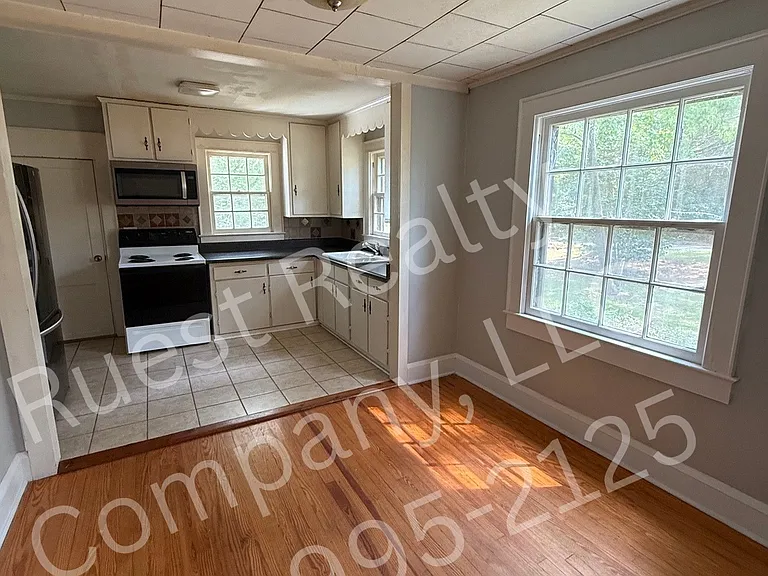 401 Dogwood Ln — Photo 3