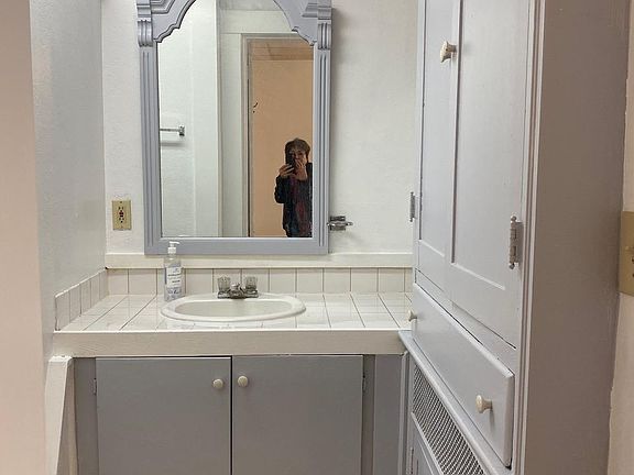 3rd image of 4800 Oak St #1