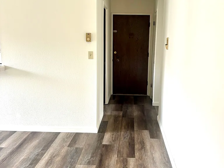 1090 W 11th St — Photo 3