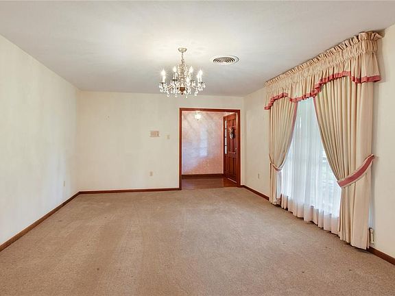 3rd image of 301 Camelia Ave