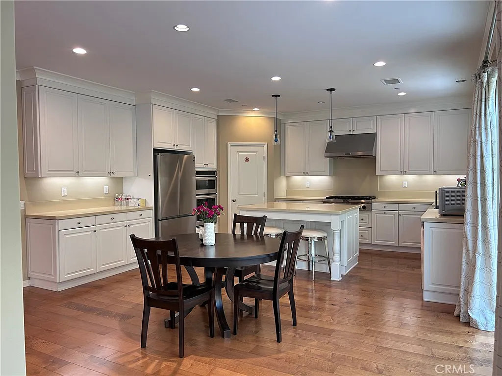 4 bed, 2653 sqft, $6,600 — Photo 4