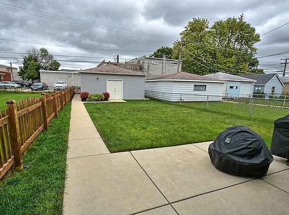 4th image of 4337 Joliet Ave