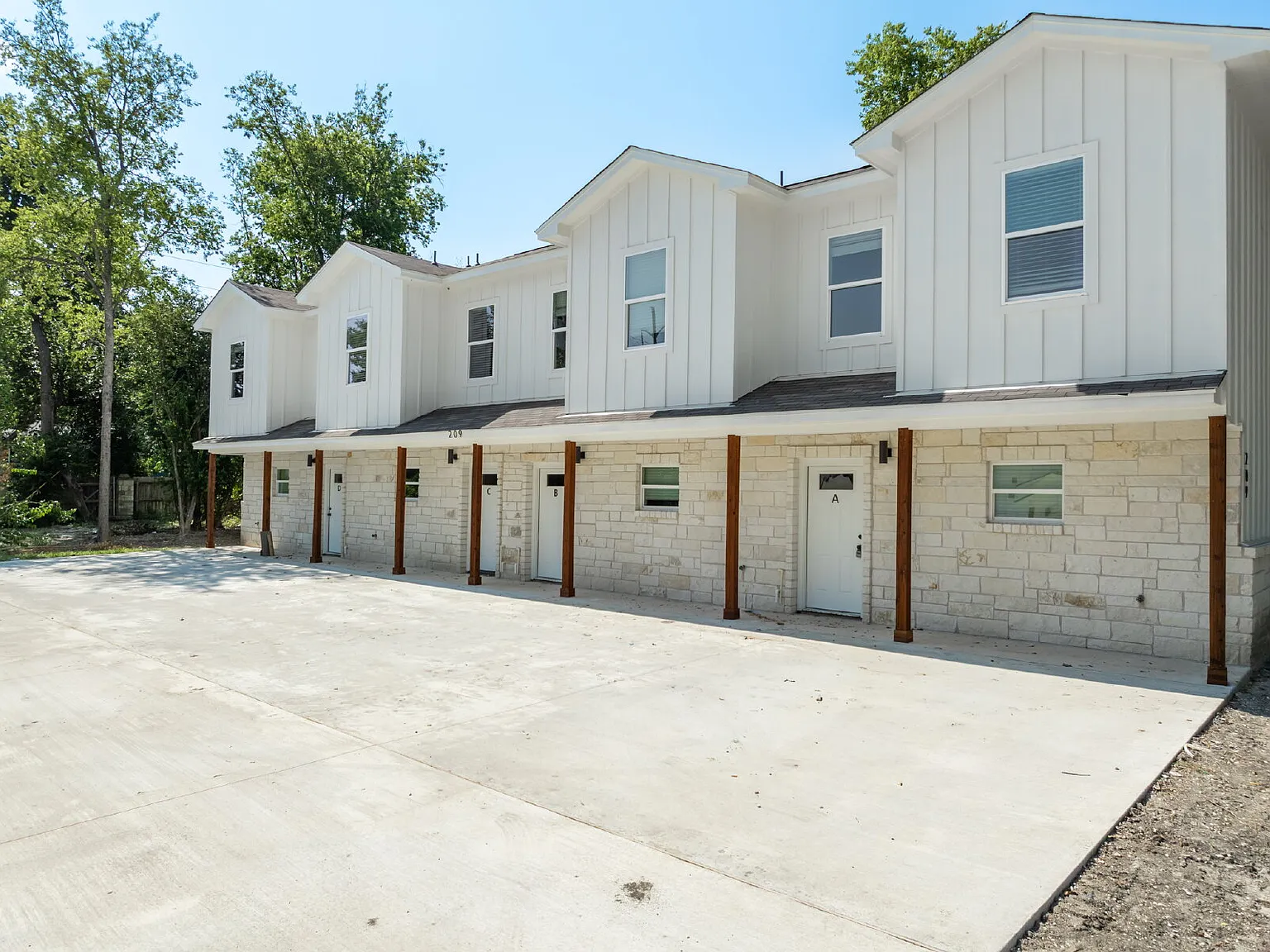 3 bed, 2.0 bath, 1250 sqft, $1,300 — Photo 2