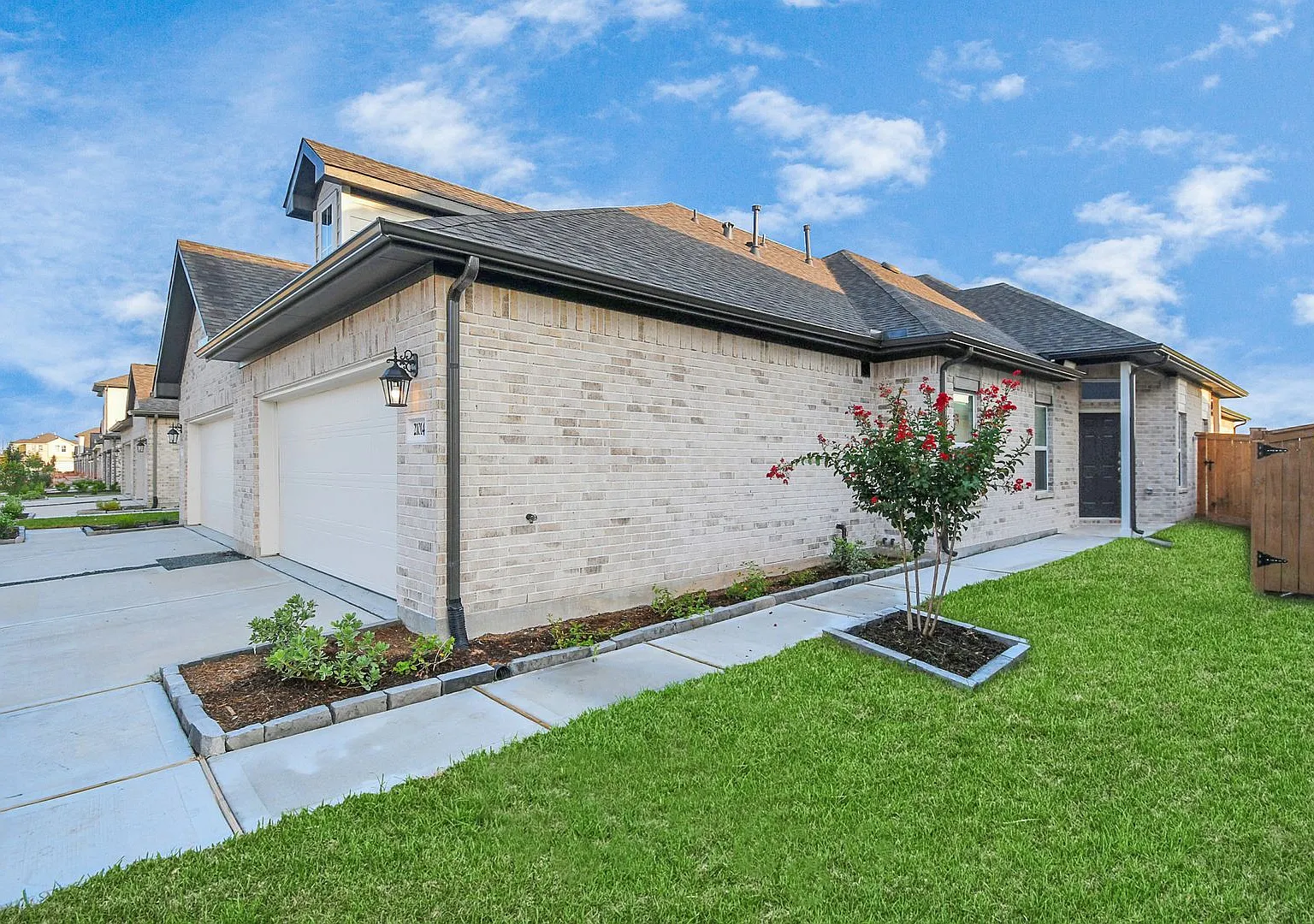 Welcome to the Elm Single-Level Charm, Modern Style. — Photo 3