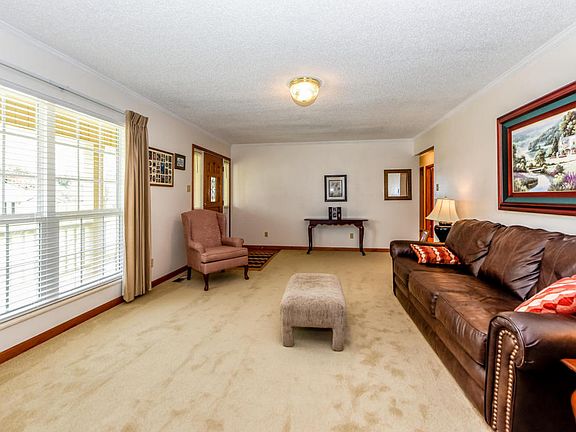 5th image of 1815 Westcliff Dr