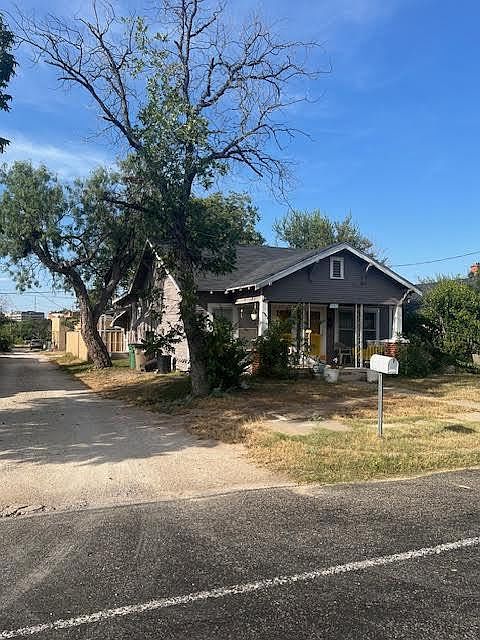 1st image of 210 W Avenue B