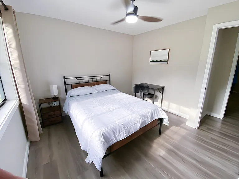 Vienna Room - 
Very large room, reach in closet, full size 10"Memory Foam mattress and ceiling fan, 2 lamps
