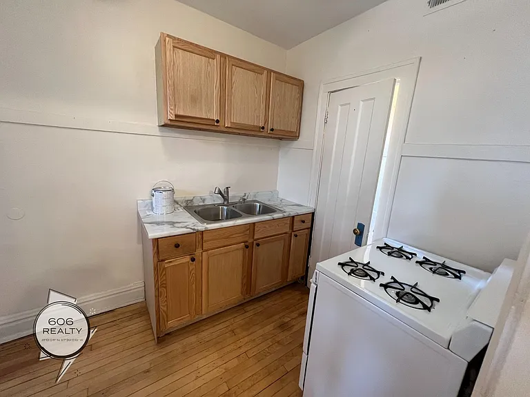 Bright and Sunny Forest Park Apts! — Photo 12