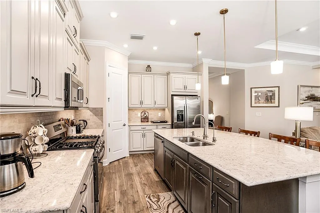 3 bed, 3.5 bath, 2275 sqft, $5,400 — Photo 3