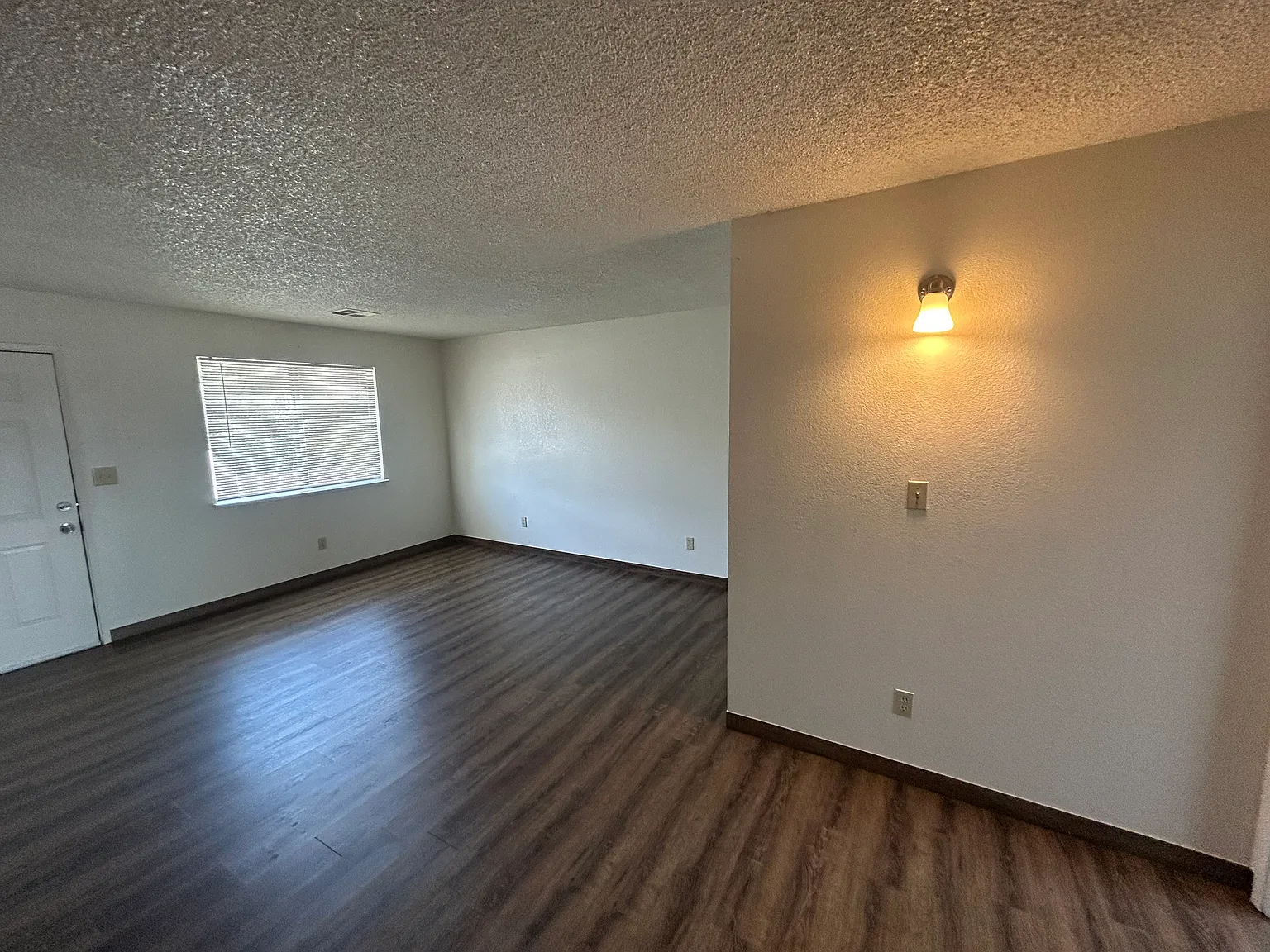 2 bed, 1.0 bath, 800 sqft, $1,295 — Photo 1