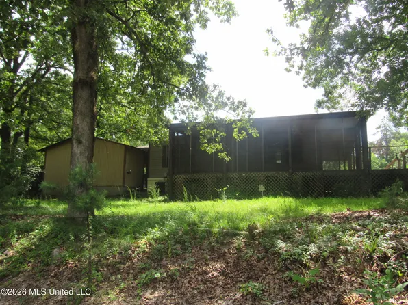 64 Summer Dr, Batesville, MS 38606