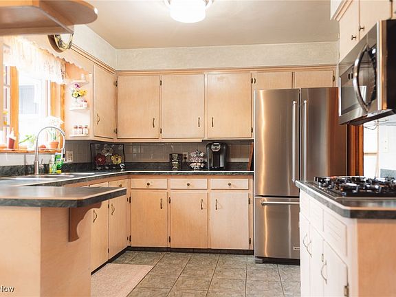 3rd image of 461 Park Dr