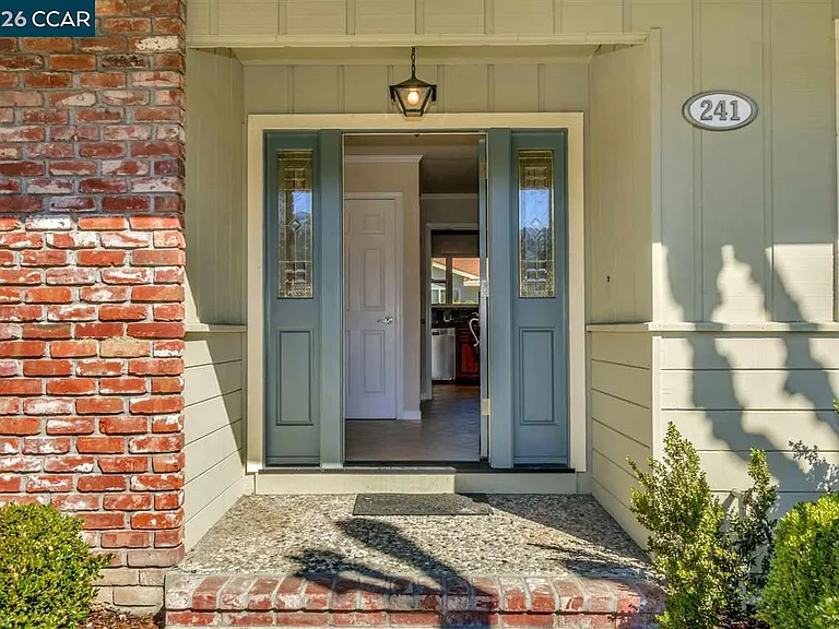241 Ivy Pl — Photo 9
