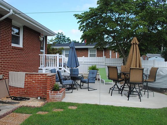 3rd image of 910 Fenwick Dr