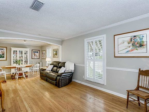 5th image of 775 Woodbine Dr