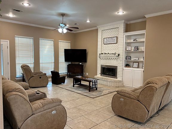 4th image of 1701 Southern Hills Dr