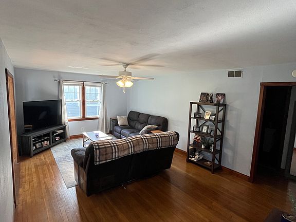 4th image of 1009 W Green St
