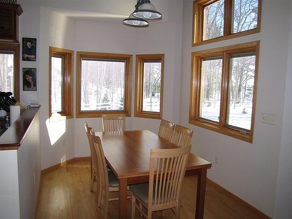 4th image of 10 Waterford Ave