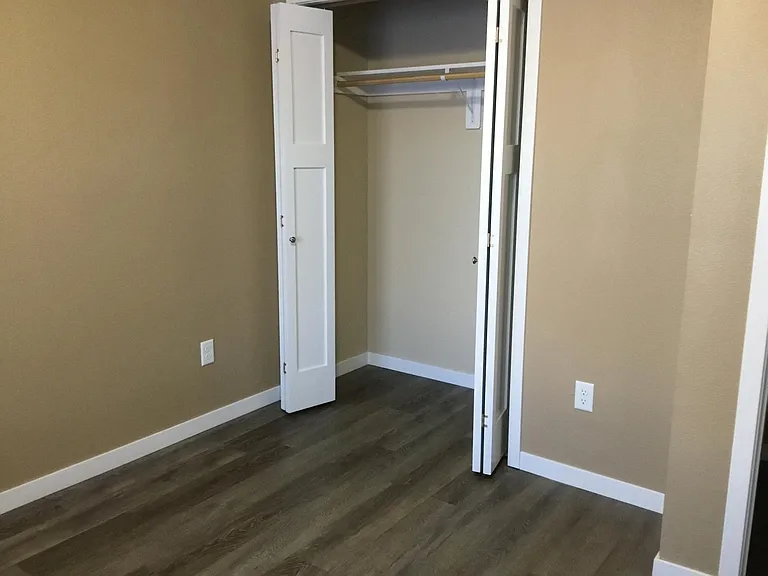 208 S H St — Photo 3