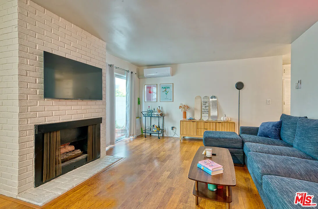 3 bed, 2.0 bath, 1063 sqft, $4,500 — Photo 2