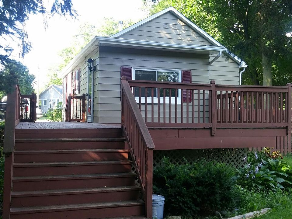 2nd image of 814 W Silver Lake Rd