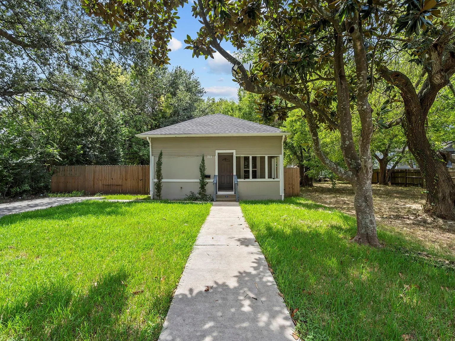 3 bed, 2.0 bath, 924 sqft, $1,650 — Photo 1