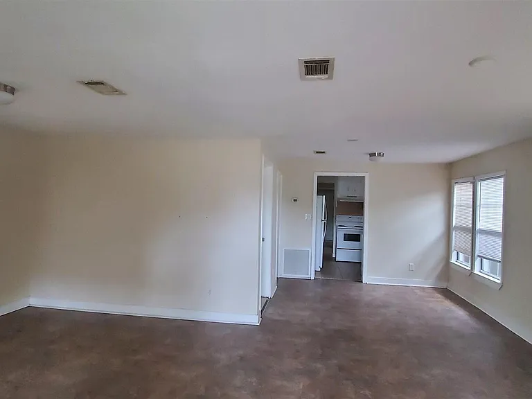 809 N East St — Photo 2