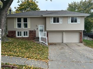 304 Frontier Dr, Papillion, NE 68046